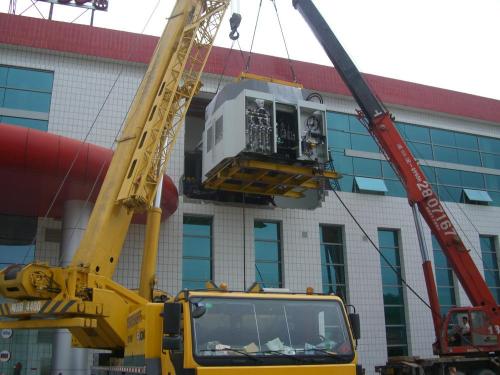 上海浦东设备吊装案例